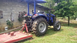 Traktor mit Pflug für die Plantagen